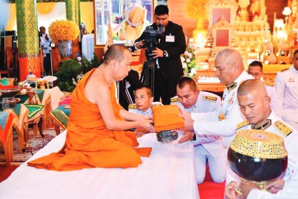 ข่าวสดพระเครื่อง - องคมนตรีเชิญหิรัญบัฏพัดยศ ถวาย‘พระพรหมวชิรคุณาธาร’