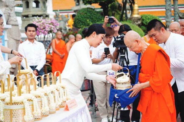 รายงานพิเศษ - พิธีเจริญพระพุทธมนต์ เวียนเทียนวันวิสาขบูชา