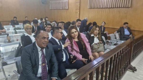 SIDANG LISA MARIANA VS RIDWAN KAMIL DITUNDA - Lisa Mariana tampak kecewa namun tetap tegar saat sidang gugatan perdata terhadap Ridwan Kamil di PN Bandung ditunda. <div class=