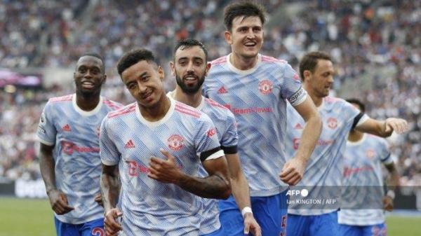 SELEBRASI LINGARD - Gelandang Manchester United Inggris Jesse Lingard (kedua dari kiri) merayakan dengan rekan setimnya setelah mencetak gol kedua mereka selama pertandingan sepak bola Liga Premier Inggris antara West Ham United dan Manchester United di Stadion London, di London timur pada 19 September 2021. 
