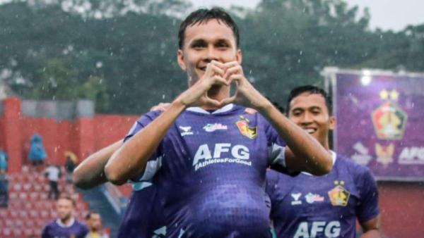 Selebrasi gol yang dilakukan oleh bek Persik Kediri, Hamra Hehanussa.