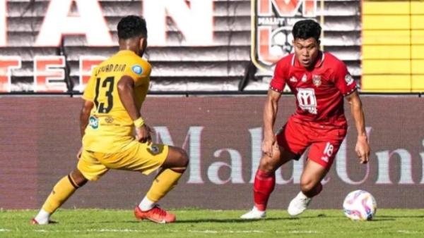 Bek Malut United, Wahyu Prasetyo alias Wahyu Prast (kanan) saat menghadapi pemain Semen Padang dalam lanjutan pekan keempat Liga 1 2024/2025 di Stadion Sulta Agung, Bantul, Yogyakarta, Jumat (13/9/2024)