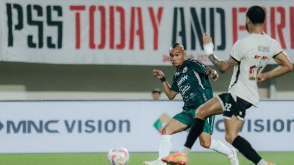 AKSI RIKO - Aksi winger PSS Sleman, Riko Simanjuntak (kiri) saat melawan PSM Makassar pada pekan ke-31 Liga 1 di Stadion Maguwoharjo Sleman, Sabtu (3/5/2025) malam WIB.