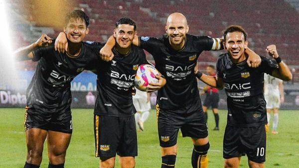 Selebrasi gol Septian Bagaskara, Alexis Messidoro, Risto Mitrevski dan Egy Maulana Vikri di laga Dewa United kontra Persib Bandung di Stadion I Wayan Dipta, Gianyar, Bali, Senin (19/8/2024).