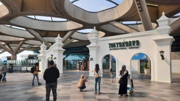 ARUS MUDIK - Suasana di lobi Area Keberangkatan Yogyakarta International Airport (YIA) Kapanewon Temon, Kulon Progo, belum lama ini. Arus penumpang di YIA mulai meningkat menjelang libur Lebaran 2025.