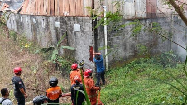 JEBOL TEMBOK - Petugas menjebol tembok untuk akses memadamkan api. Kebakaran yang terjadi di Pabrik Garment PT Mataram Tunggal Garmen, Balong Donoharjo Ngaglik, Sleman, hingga saat ini belum padam, Rabu 21 Mei 2025.