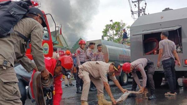 KEBAKARAN - Para petugas berjuang untuk memadamkan api di Pabrik Garment PT Mataram Tunggal Garmen, Balong Donoharjo Ngaglik, Sleman, yang terbakar Rabu (21/5/2025) 
