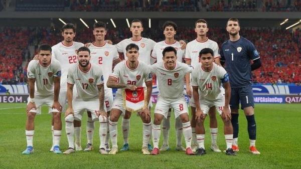 TIKET TIMNAS - Potret starting line-up Timnas Indonesia melawan China dalam laga keempat Grup C putaran ketiga Kualifikasi Piala Dunia 2026 zona Asia di Qingdao, 15 Oktober 2024. Simak daftar harga tiket Timnas Indonesia Vs China di GBK pada Kamis (5/6/2025) mendatang.
