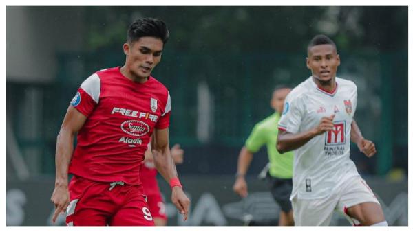 AKSI LAGA - Potret Ramadhan Sananta saat laga Persis Solo Vs Malut United pada Sabtu (12/4/2025). Terbaru Inilah profil Ramadhan Sananta yang saat ini berpotensi bikin Persib Bandung dan Madura United saling sikut.