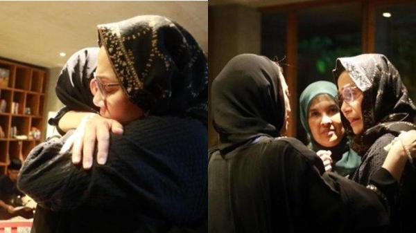 RUMA DUKA NAJWA SHIHAB- Menteri Keuangan Sri Mulyani Indrawati hadir melayat ke rumah duka Najwa Shihab pada Rabu pagi (21/5/2025). terlihat memeluk Najwa dengan erat.