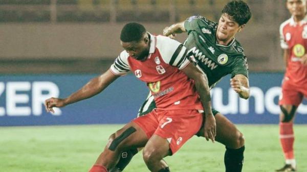BEREBUT BOLA - Kontrol Bola Levymadinda saat hadapi pemain PSS Sleman di Stadion Manahan, Solo, Senin (3/3/2025) malam.