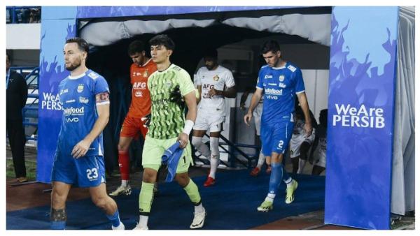 SESI PEMANASAN - Potret Kevin Ray Mendoza saat sesi pemanasan sebelum laga Persib Bandung Vs Persik Kediri pada pekan ke-26, Rabu (5/3/2025). Terbaru inilah profil Kevin Ray Mendoza penjaga gawang Persib Bandung yang dipanggil timnas Filipina.