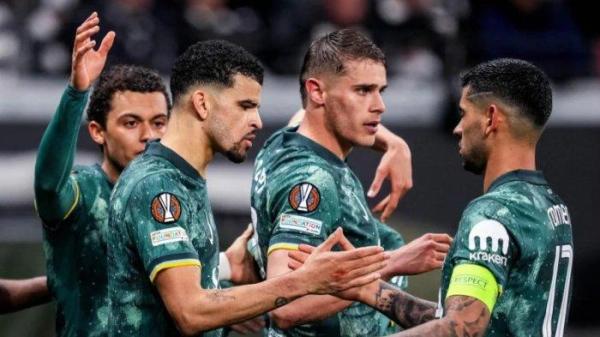 SELEBRASI - Selebrasi pemain Tottenham Hotspur saat melawan Eintracht Frankfrut pada babak 8 besar Liga Eropa, Jumat (18/4/2025) dini hari WIB. Spur berhasil memenangkan pertandingan berkat gol tunggal penalti Dominic Solanke. (Laman resmi UEFA).