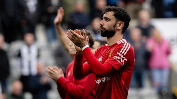 REAKSI BRUNO - Reaksi kapten Manchester United, Bruno Fernandes setelah timnya dibantai Newcastle pada pekan 32 Liga Inggris, Minggu (13/4/2025) malam WIB. Kini Manchester United terancam degradasi.