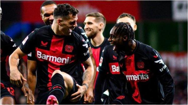 Pemain Bayer Leverkusen, Granit Xhaka (kiri) melakukan selebrasi setelah mencetak gol ke gawang Mainz 05 dalam lanjutan Liga Jerman, Sabtu (24/2/2024).