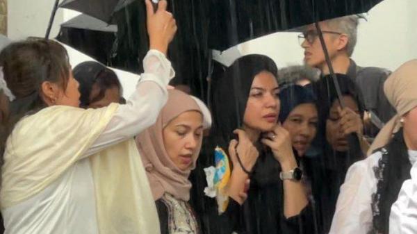 KONDISI NAJWA SHIHAB - Najwa Shihab selepas ikut menyalatkan jenazah suaminya, Ibrahim Assegaf di Masjid Al Barkah, Cilandak Timur, Jakarta Selatan, pada Rabu (21/5/2025). Adik almarhum mengungkap detik-deti Najwa Shihab harus ambil keputusan lepas suaminya.