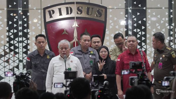 KREDIT PT SRITEX - Direktur Penyidikan pada Jampidsus Kejagung Abdul Qohar bersama Kapuspenkum Kejagung Harli Siregar memberikan keterangan pers terkait penetapan tiga tersangka dalam kasus dugaan korupsi dalam pemberian kredit kepada PT Sri Rejeki Isman (Sritex) di Gedung Bundar Kejagung, Jakarta Selatan, Rabu (21/5/2025). Kejagung menetapkan DS (Dicky Syahbandinata) selaku Pemimpin Divisi Korporasi dan Komersial PT Bank Pembangunan Daerah Jawa Barat dan Banten (BJB) Tahun 2020, Zainuddin Mappa (ZM) selaku Direktur Utama PT Bank DKI Tahun 2020, dan Iwan Setiawan Lukminto (ISL) selaku Direktur Utama PT Sritex Tahun 2005???2022 menjadi tersangka dalam kasus dugaan korupsi dalam pemberian kredit kepada PT Sri Rejeki Isman (Sritex) yang nilainya sekitar hampir Rp 3,6 triliun. Tribunnews/Jeprima