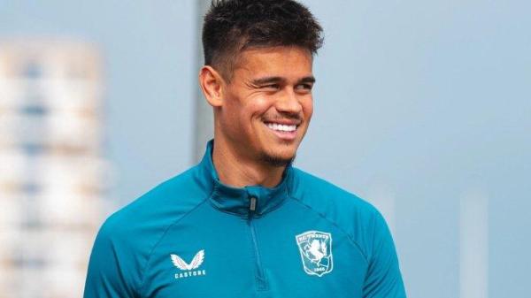 PERSIAPAN TWENTE - Pemain bek-tengah berpaspor Indonesia, Mees Hilgers, dalam sesi latihan FC Twente menuju pertandingan menghadapi PSV Eindhoven pada pekan ke-30 Liga Belanda 2024/2025, Kamis (23/4/2025). (Website Twente - 24/4/2025)