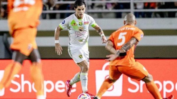 PERTANDINGAN - Kapten Persebaya, Bruno Moreira (kaus putih) menguasai bola dikepung pemain Borneo FC di Stadion Segiri Samarinda, Minggu (18/5/2025) malam. Pertandingan Borneo FC vs Persebaya berakhir dengan skor imbang 1-1.