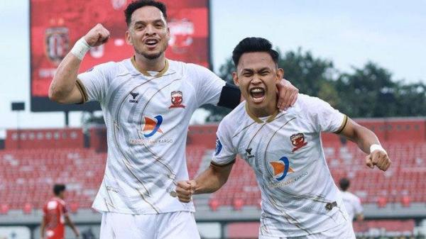 SELEBRASI - Kapten Madura United, Lulinha melakukan selebrasi setelah menjebol gawang Bali United di Stadion Kapten I Wayan Dipta Bali, Sabtu (17/5/2025). Laga berakhir dengan skor 0-2 untuk kemenangan Madura United.