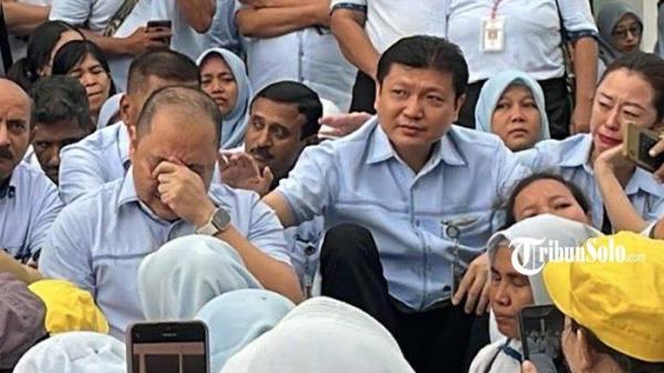 PENUH HARU - Isak tangis iringi pertemuan petinggi PT Sri Rejeki Isman Tbk (SRITEX), Iwan Kurniawan Lukminto (menangis) dan Iwan Setiawan Lukminto (kanan) dengan ribuan buruh di hari terakhir bekerja pada Jumat (28/2/2025).  Iwan Setiawan Lukminto dikabarkan ditangkap Kejaksaan Agung (Kejagung) RI lantaran diduga terkait kasus dugaan korupsi di perusahaan Sritex.