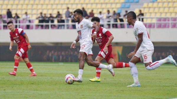YAKOB SAYURI - Pemain Malut United, Yakob Sayuri (nomor 12) saat menguasai bola di tengah kepungan pemain Persis Solo pada pertandingan Liga 1 2024/2025 pekan 28 di Stadion Manahan Solo, Jawa Tengah, Sabtu (12/4/2025) sore WIB. (TRIBUNNEWS/Muhammad Nursina)
