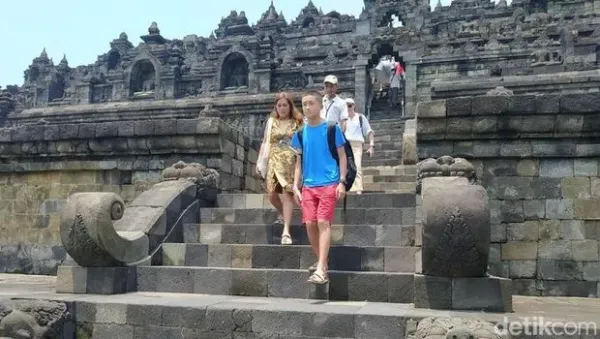 Wisatawan boleh naik Candi Borobudur dengan sandal upanat dan didampingi guide, Rabu (22/3/2023).