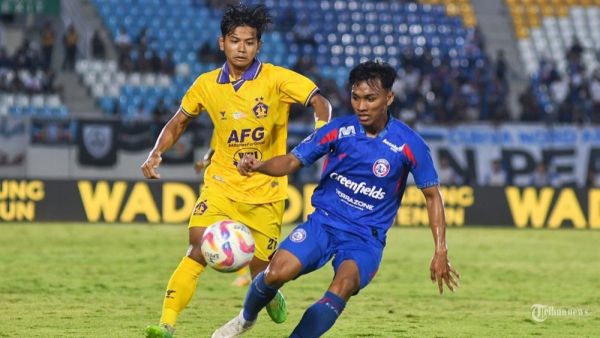Pesepakbola Arema FC, Arkhan Fikri (kanan) dibayangi pesepakbola Persik Kediri, Riyatno Abiyoso (kiri) saat laga lanjutan Liga 1 Arema FC melawan Persik Kediri di Stadion Kanjuruhan, Kabupaten Malang, Jawa Timur, Minggu (11/5/2025). Arema FC kalah dari tamunya Persik Kediri dengan skor 0-3. SURYA/PURWANTO
