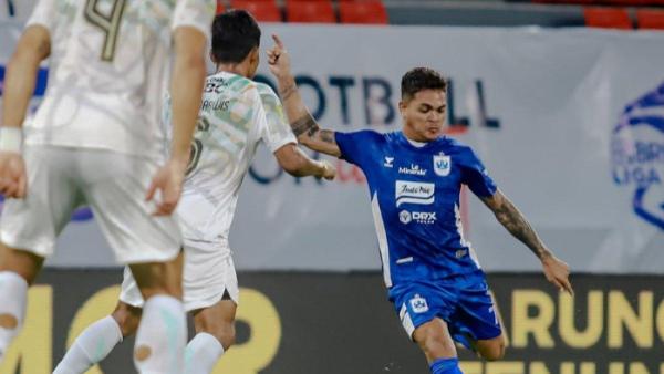 PSIS Semarang Vs Persib Bandung - Cuplikan pertandingan di babak pertama PSIS Semarang kontra Persib Bandung di pekan ke-22 Liga 1 2024/2025 saat Gali Freitas coba ditutup Robi Darwis di Stadion Jatidiri, Semarang, Jawa Tengah, Minggu (9/2/2025).