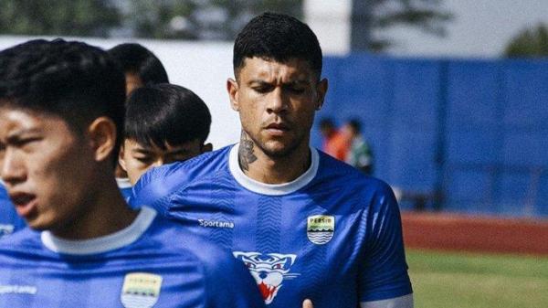 Striker asal Brasi, Ciro Alves dalam sesi latihan Persib Bandung saat musim kompetisi Liga 1 2024/2025.