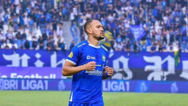 Pemain Persib Bandung asal Brasil, Gustavo Franca dalam sebuah pertandingan di kompetisi Liga 1 2024/2025.