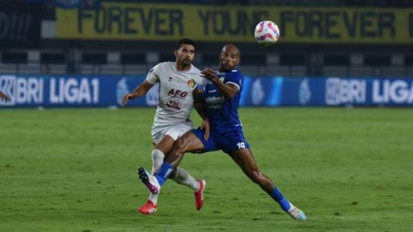 DUEL BOLA - Penyerang Persib Bandung David da Silva dikawal pemain Persik Kediri pada pertandingan pekan ke-26 Liga 1 2024/25 di Stadion Gelora Bandung Lautan Api, Rabu, 5 Maret 2025. (Website Persib Bandung - 7/3/2025)