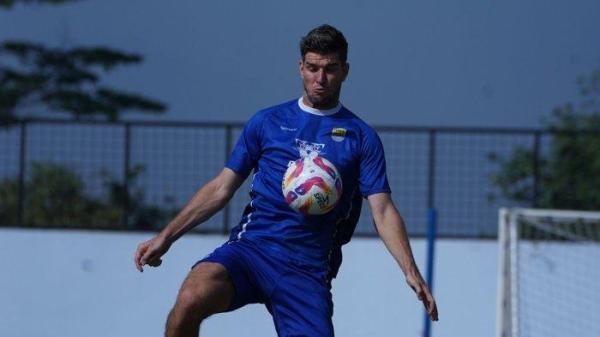 Bek Persib Bandung asal Belanda Nick Kuipers dalam persiapan pertandingan Liga 1 musim 2024/2025.