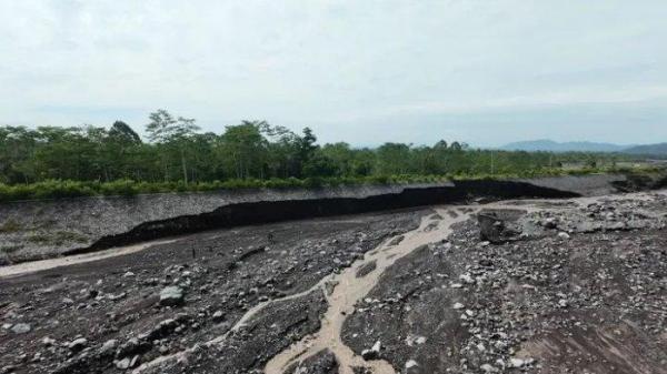 CUACA EKSTREM - Kondisi tanggul yang tergerus aliran Sungai Bondeli di Sumberwuluh Lumajang, Pemkab Lumajang memilih mengantisipasi kerusakan dengan perbaikan tanggul sementara. 