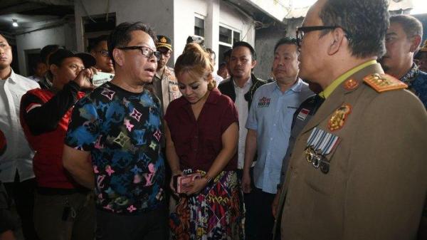 DIDATANGI WAMEN - Jan Hwa Diana dan suami saat didatangi Wakil Menteri Tenaga Kerja Immanuel Ebenezer yang didampingi Wawali Surabaya Armuji di UD Sentoso Seal di Margomulyo Surabaya, Kamis (17/4/2025) lalu.