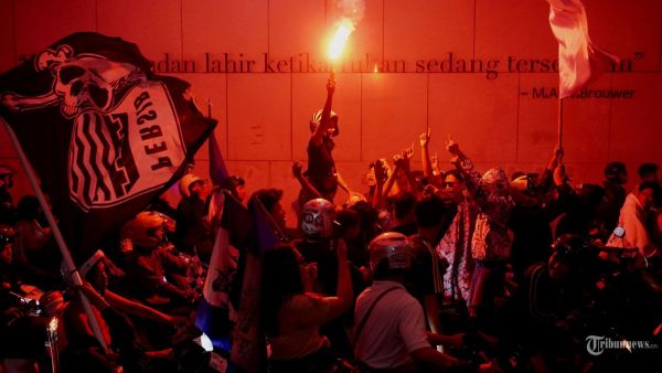 KEMENANGAN PERSIB - Bobotoh melakukan euforia konvoi Persib juara di Jalan Asia Afrika, kawasan Alun-Alun Kota Bandung, Jawa Barat, Sabtu (10/5/2025). Euforia konvoi Persib juara ini dilakukan ribuan bobotoh seusai laga Persib melawan Barito Putra pada Jumat (9/5/2025) malam, hingga menjadikan sejumlah ruas jalan utama di Kota Bandung menjadi lautan biru hingga dini hari sekitar pukul 01.30 WIB. (TRIBUN JABAR/GANI KURNIAWAN)