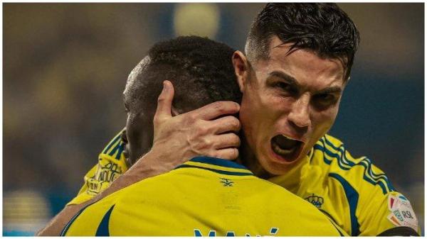 Pemain Al Nassr, Cristiano Ronaldo, merayakan golnya bersama Sadio Mane di Liga Arab Saudi, Senin (27/1/2025).