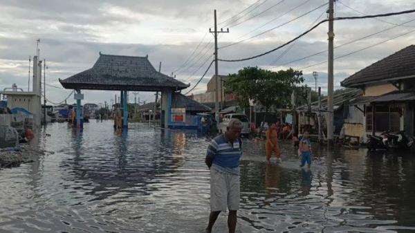 TERGENANG AIR - Kondisi Kawasan Pelabuhan Tanjung Emas Semarang yang tergenang air (banjir) diakibatkan jebolnya tanggul pos 1, Jumat (23/5/2025) sore.