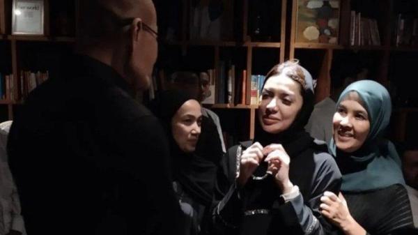NAJWA SHIHAB BERDUKA- Najwa Shihab tak mampu menahan kesedihannya, mata sembabnya terlihat saat menyambut Deddy Corbuzier melayat ke kediamannya usia suami meninggal dunia