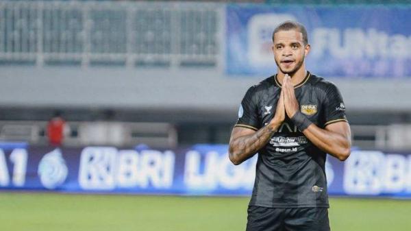 Striker Dewa United asal Brasil, Alex Martins, melakukan selebrasi usai mencetak gol pada salah satu pertandingan di kompetisi Liga 1 2024/2025.