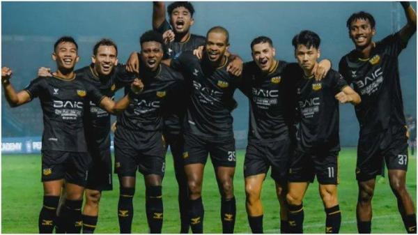 SELEBRASI DEWA - Para pemain Dewa United melakukan selebrasi usai mengalahkan Persik Kediri skor 1-2 pada pertandingan Liga 1 2024/2025 di Stadion Brawijaya, 1 Maret 2025. (Instagram Dewa United - 25/4/2025)