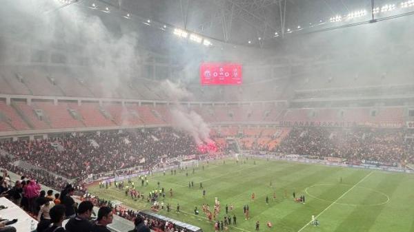 ASAP DI LAGA PERSIJA VS MALUT - Pertandingan Liga 1 2024/25 Indonesia, antara Persija Jakarta melawan Malut United, di Jakarta International Stadium (JIS), Jumat (23/5/2025). Laga terhenti di menit ke-73 karena flare.
