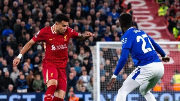 GOCEK BOLA - Pemain sayap Liverpool Luis Diaz menggocek bola mencoba melewati lawannya, foto di capture dari X.Com pada 2025. Barcelona tertarik untuk menginat Diaz musim depan.