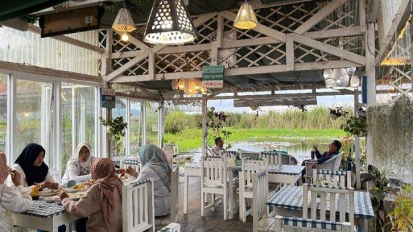 KULINER - Ditengah menjamurnya Cafe di Tondano, Minahasa, Sulawesi Utara, Cafe Wale Walanda menawarkan sesuatu yang berbeda. Cafe Wale Walanda hadir dengan menawarkan pengalaman bersantap yang tak terlupakan dengan panorama Telaga dan persawahan Tondano yang menakjubkan sebagai latar belakangnya.