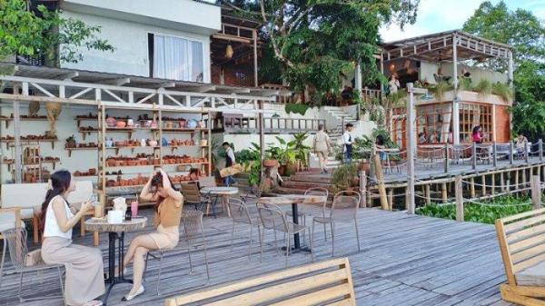 DESTINASI: Cafe Alaise,  Kelurahan Peleloan, Kecamatan Tondano Selatan, Kabupaten Minahasa, Sulawesi Utara, Minggu (23/2/2025).