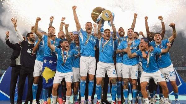 JUARA LIGA ITALIA - Para pemain Napoli saat melakukan prosesi angkat trofi juara Liga Italia musim 2024/2025. Perayaan terjadi di Stadion Diego Armando Maradona pasca-hasil kemenangan skor 2-0 pada pekan ke-38 melawan Cagliari, Sabtu (24/5/2025). (Instagram Napoli - 24/5/2025)