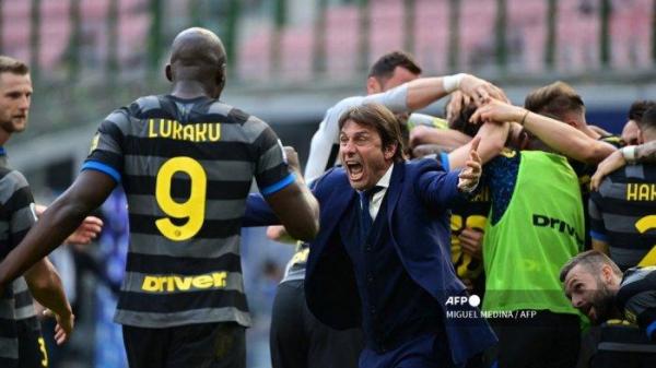 Pelatih Inter Milan Italia Antonio Conte (tengah) merayakan dengan penyerang Belgia Inter Milan Romelu Lukaku setelah Inter membuka skor selama pertandingan sepak bola Serie A Italia Inter Milan vs Hellas Verona pada 25 April 2021 di stadion San Siro di Milan.
MIGUEL MEDINA / AFP