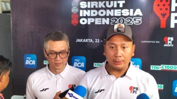 Ketum Perkumpulan Besar Padel Indonesia (PBPI) Galih Kartasasmita saat jumpa pers acara Sirkuit Indonesia Open 2025.