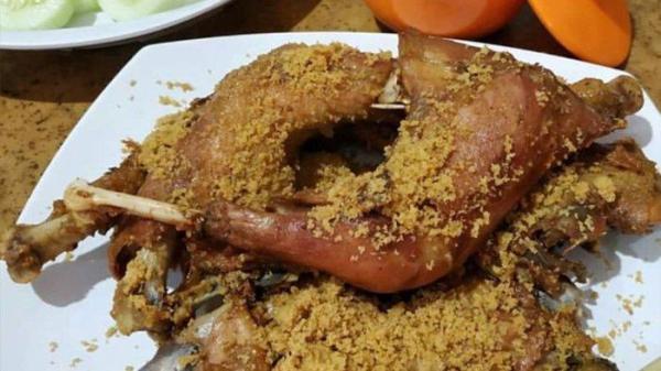 AYAM GORENG WIDURAN - Ilustrasi Ayam Goreng Widuran, belum lama ini. Heboh di media sosial Ayam Goreng Widuran di Kota Solo ternyata dimasak dengan bahan yang tidak halal.