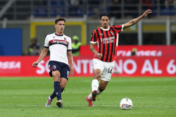 MILAN, ITALY - MAY 09: Nikola Moro of Bologna passes the ball whilst under pressure from Tijjani Reijnders of AC Milan during the Serie A match between AC Milan and Bologna at Stadio Giuseppe Meazza on May 09, 2025 in Milan, Italy. (Photo by Marco Luzzani/Getty Images)